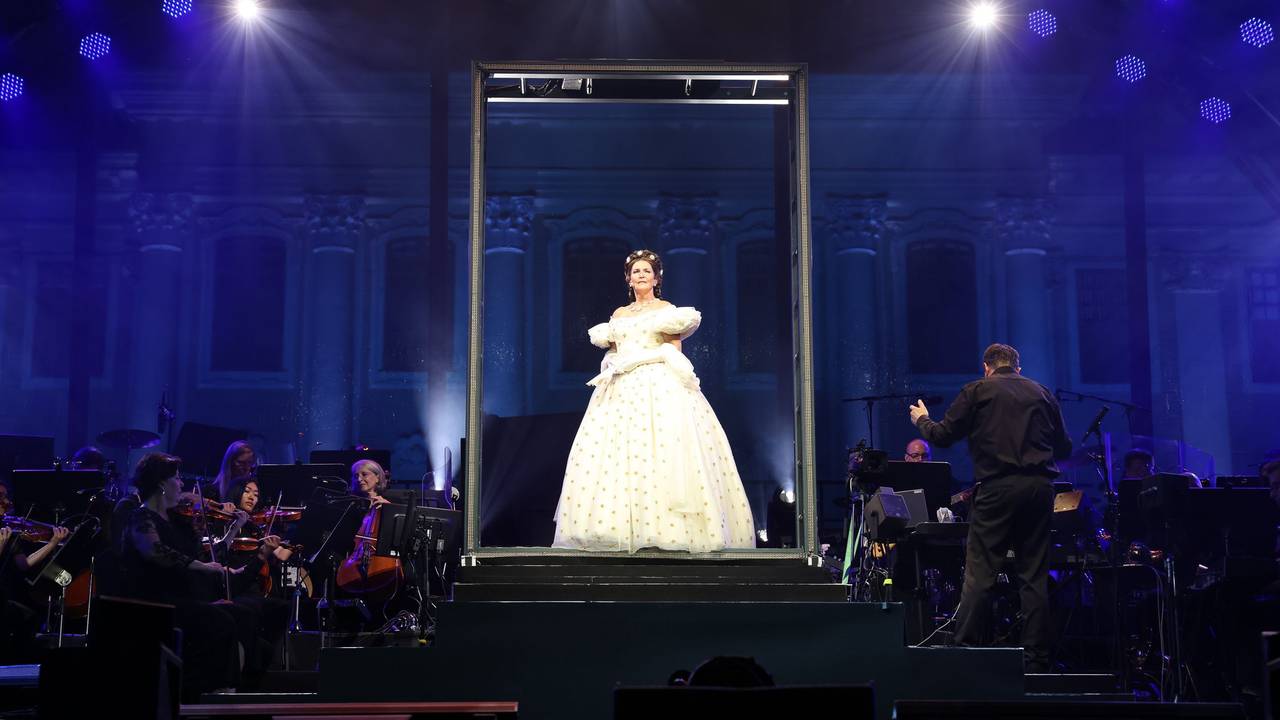 Maya Hakvoort als Elisabeth auf der Bühne.