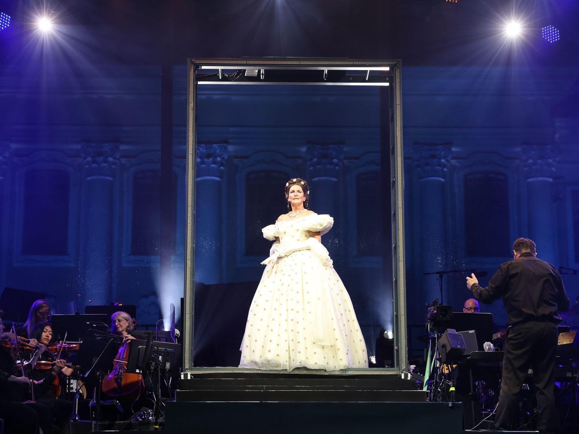Maya Hakvoort als Elisabeth auf der Bühne.