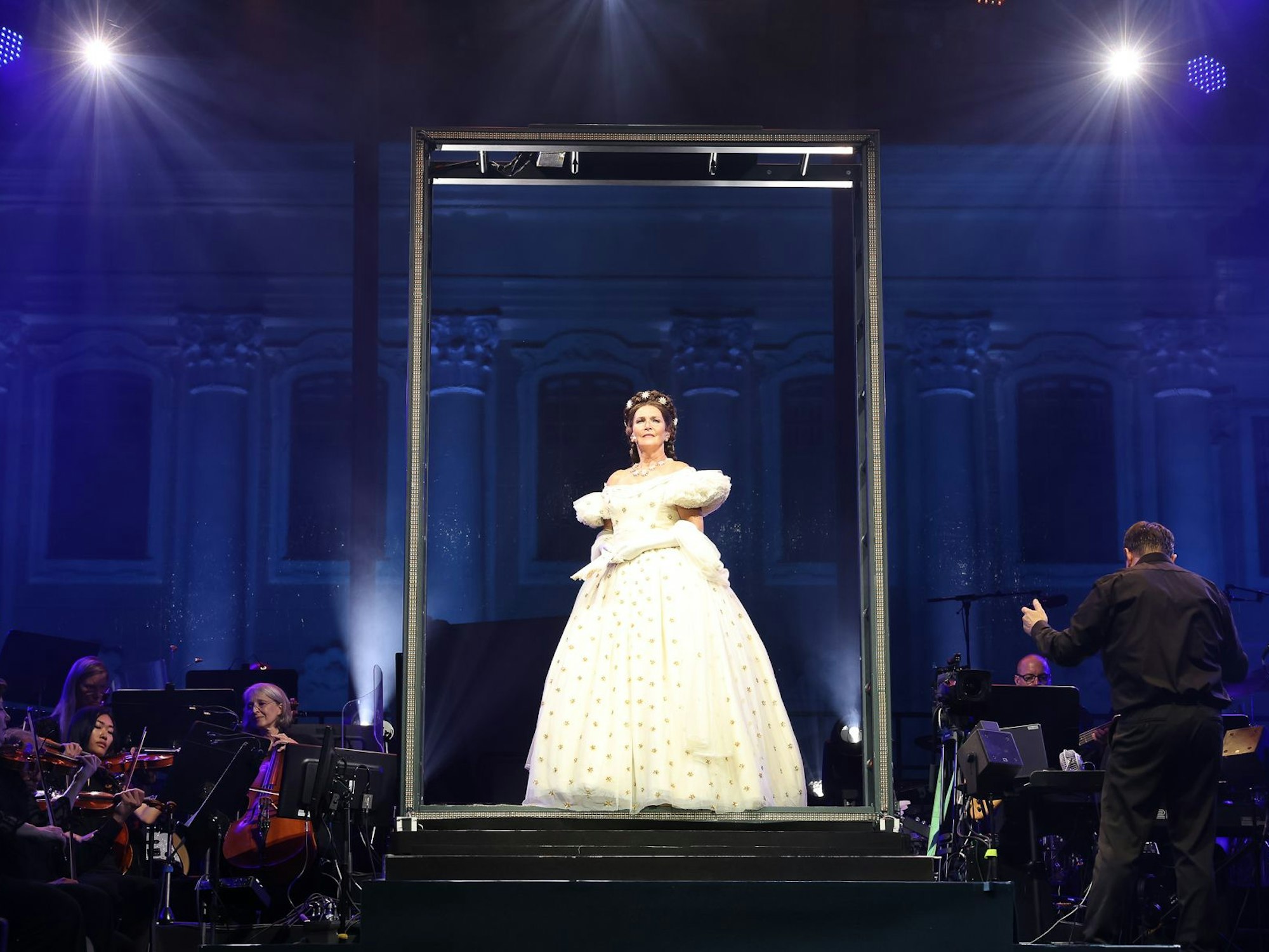 Maya Hakvoort als Elisabeth auf der Bühne.