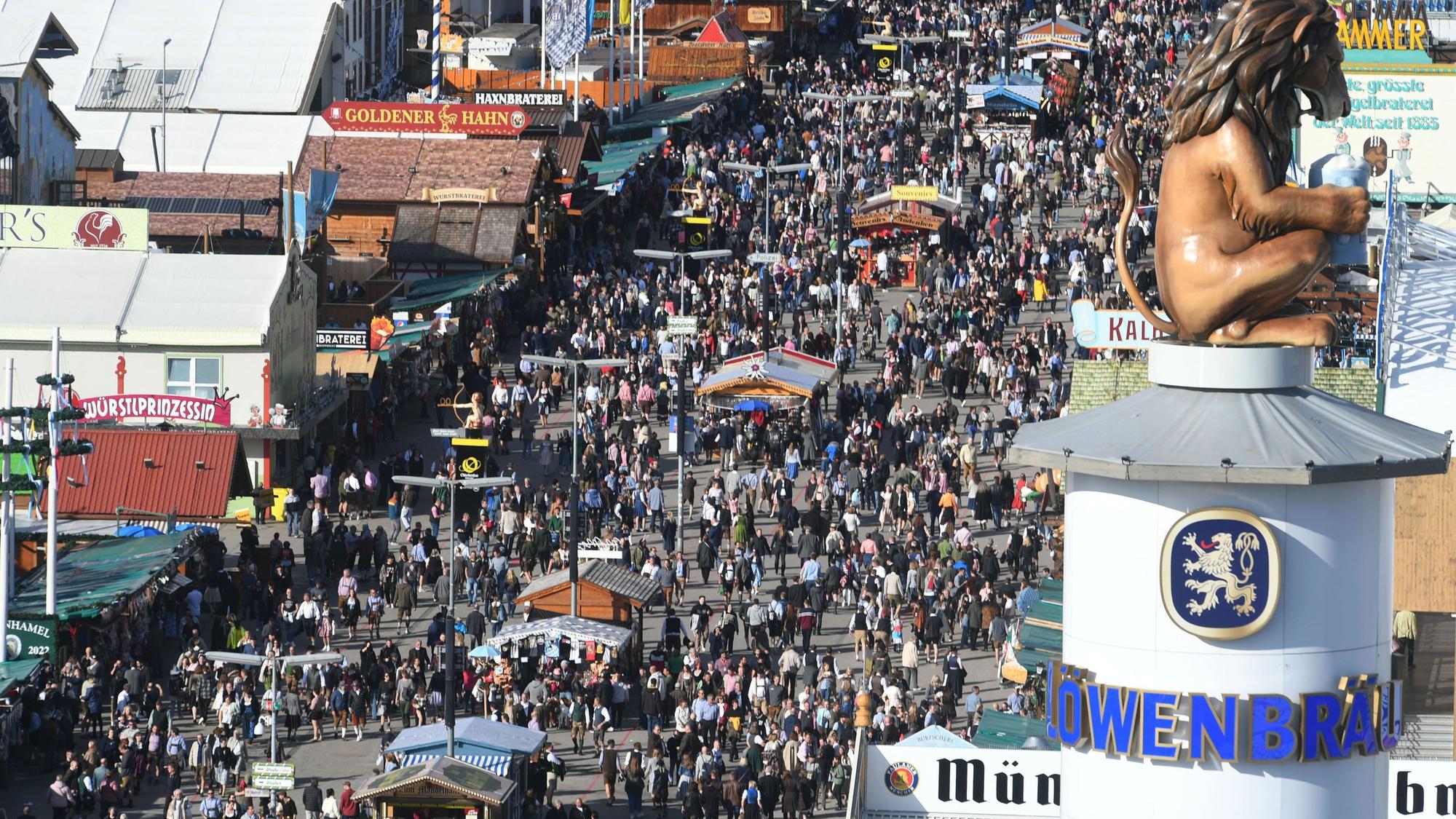 Das Münchner Oktoberfest 2022 von oben.