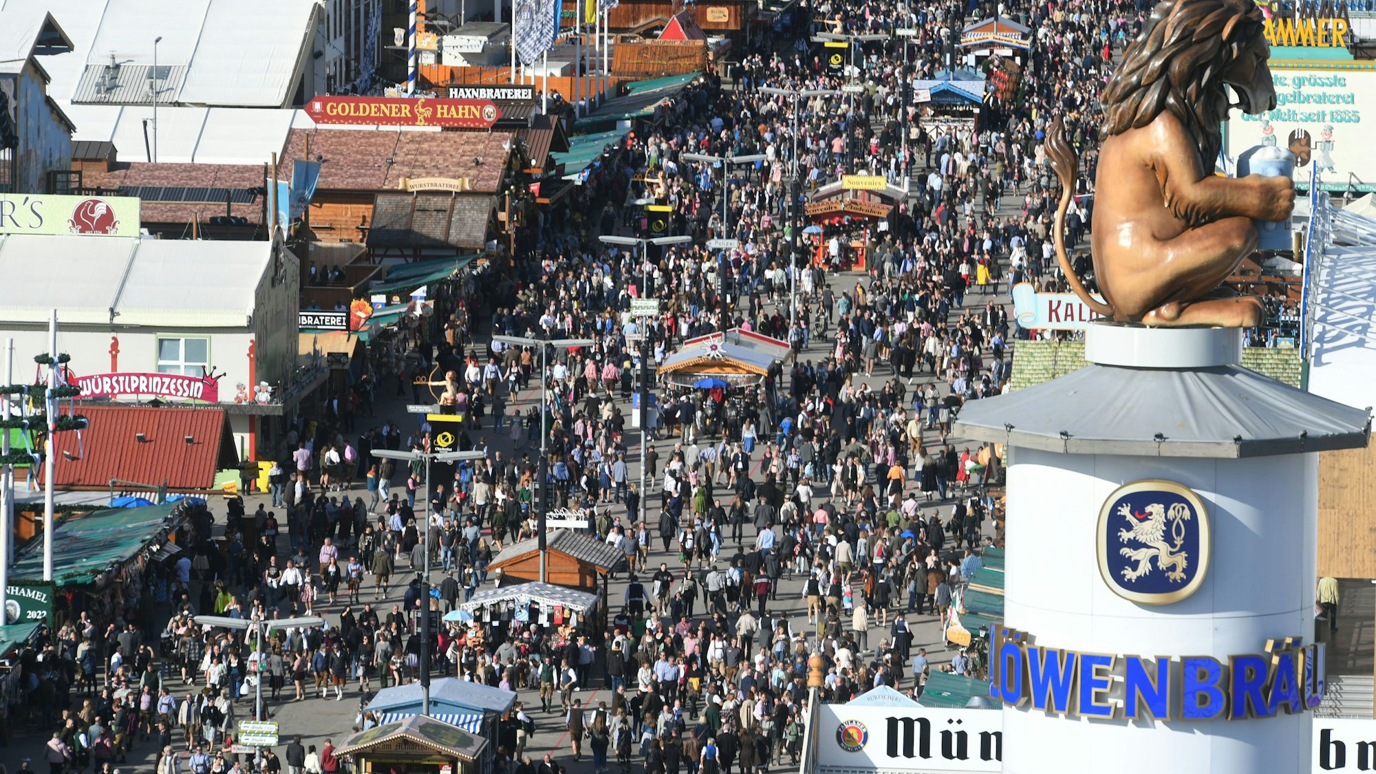 Das Münchner Oktoberfest 2022 von oben.