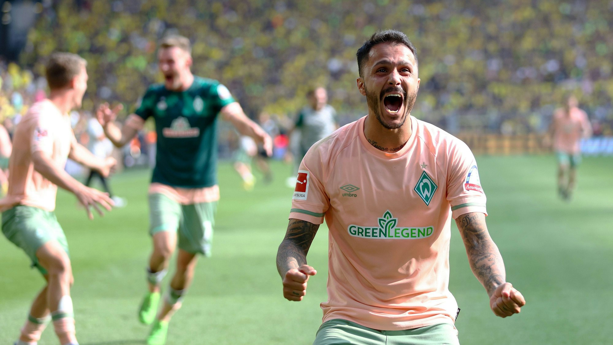 Leonardo Bittencourt bejubelt ein Tor von Werder Bremen.