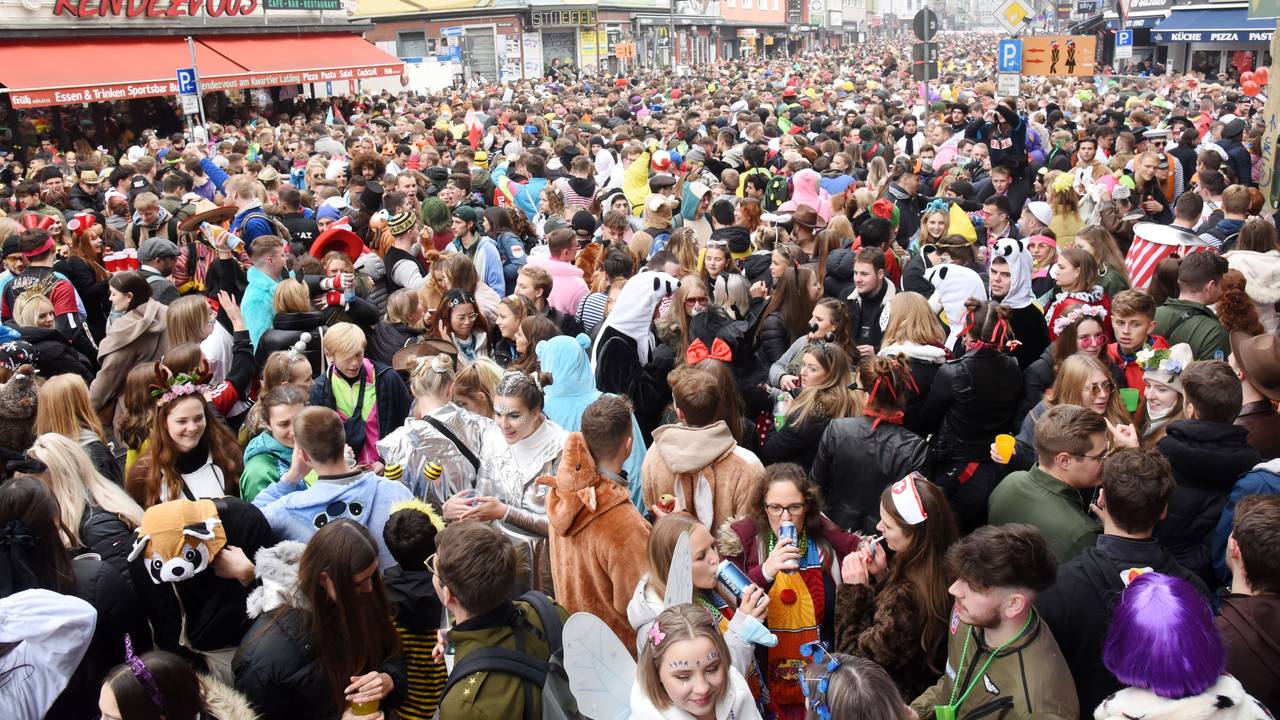 Feiernde Menschen am 11.11. auf der Zülpicher Straße in Köln.