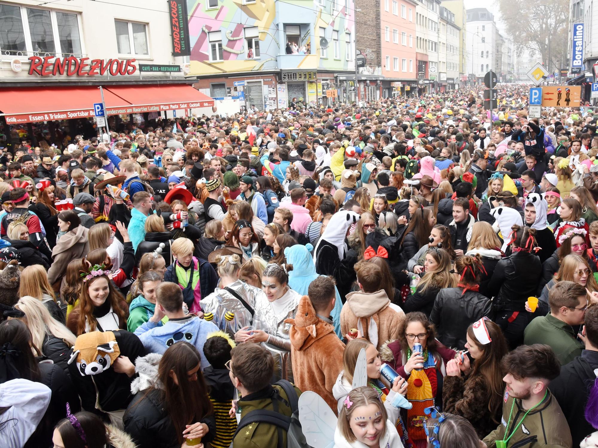 Feiernde Menschen am 11.11. auf der Zülpicher Straße in Köln.