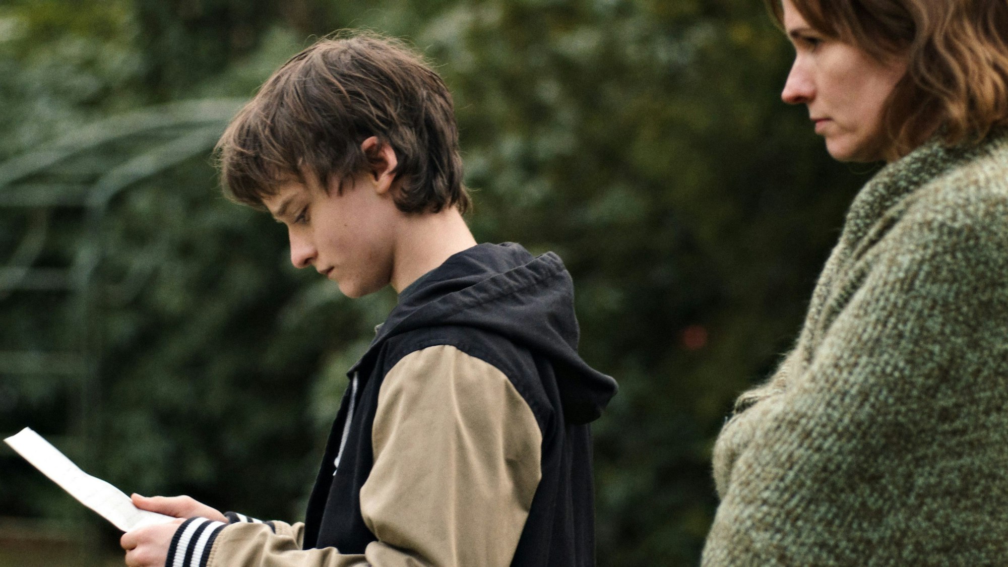 Claude Heinrich (l) als Johann und Adina Vetter als Ann Kathrin Scheerer in einer Szene des Films «Wir sind dann wohl die Angehörigen».
