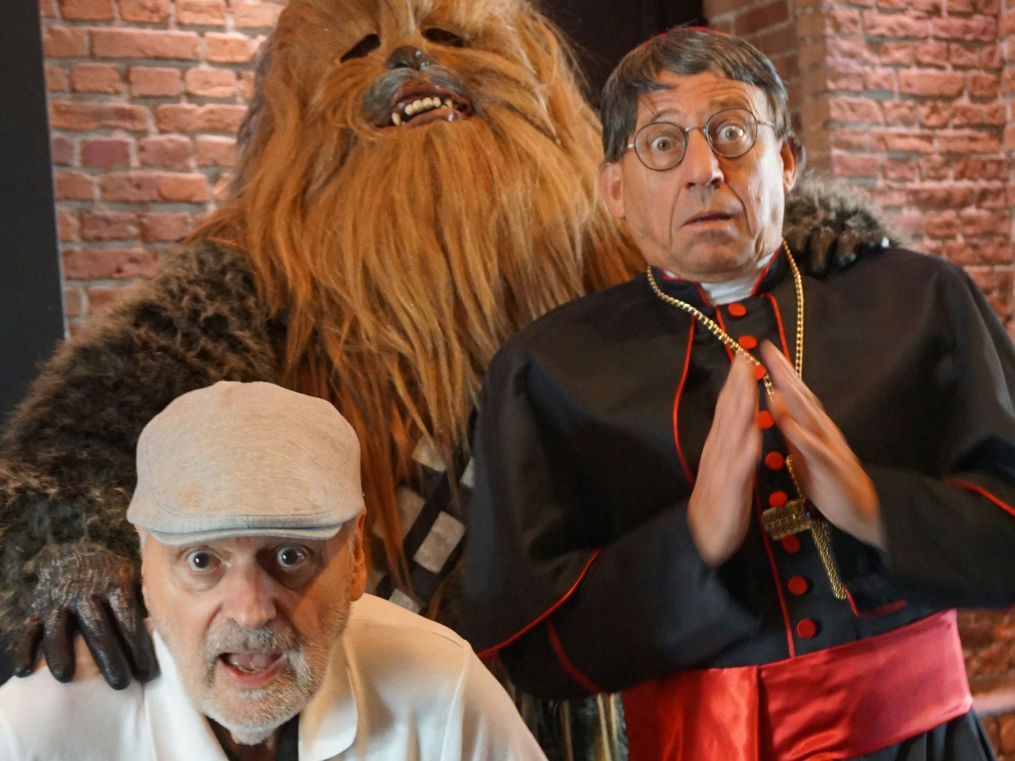 Präsentieren sich für die Stunksitzung: die Comedian als Kardinal Woelki und FC-Trainer Steffen Baumgart