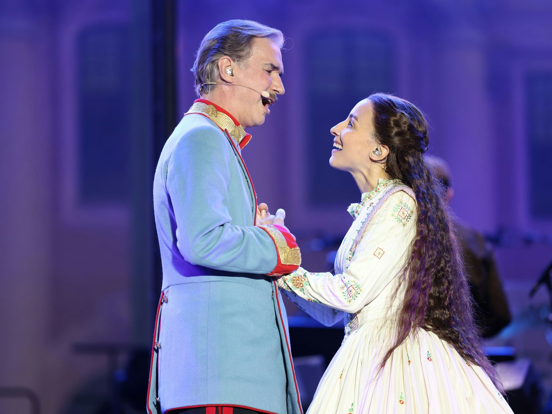 André Bauer als Kaiser Franz Joseph und Abla Alaoui als die junge Elisabeth in einer Gesangszene auf der Bühne.