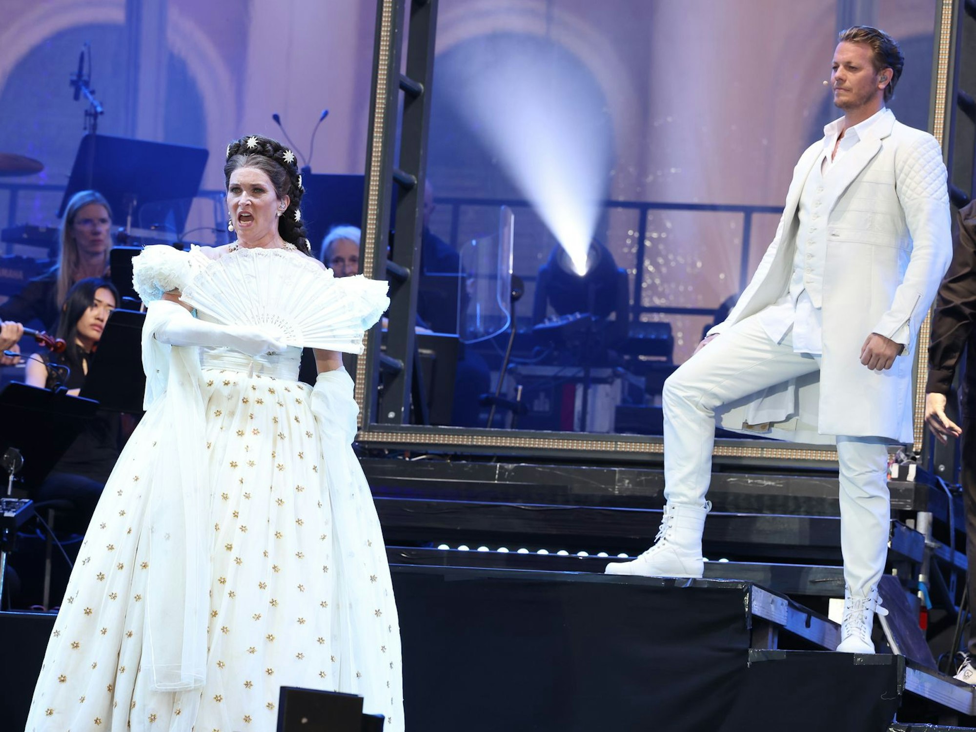 Maya Hakvoort als Elisabeth und Mark Seibert als Tod in einer Gesangszene auf der Bühne.