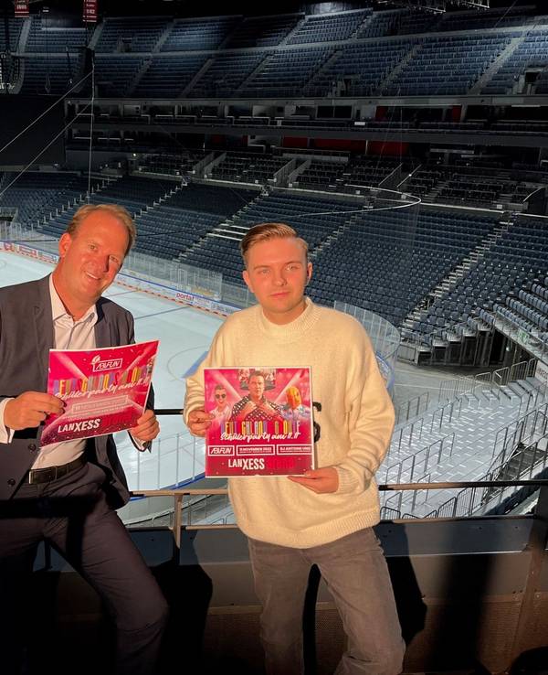 Stefan Löcher und Simo Schuller präsentieren die Pläne für die „Abifun“-Schülerparty.