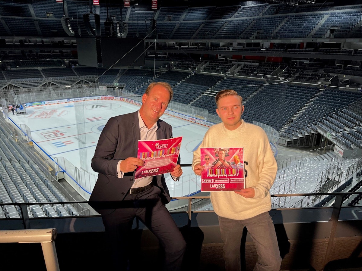 Stefan Löcher und Simo Schuller präsentieren die Pläne für die „Abifun“-Schülerparty.