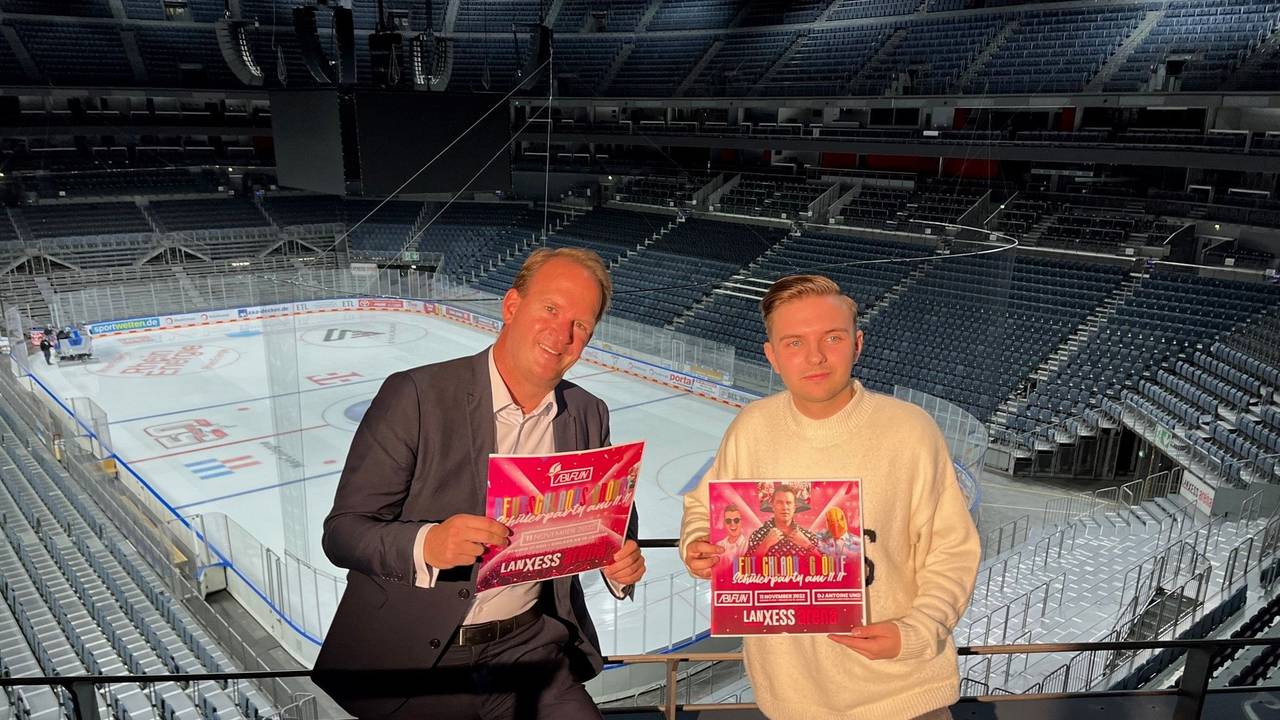 Stefan Löcher und Simo Schuller präsentieren die Pläne für die „Abifun“-Schülerparty.