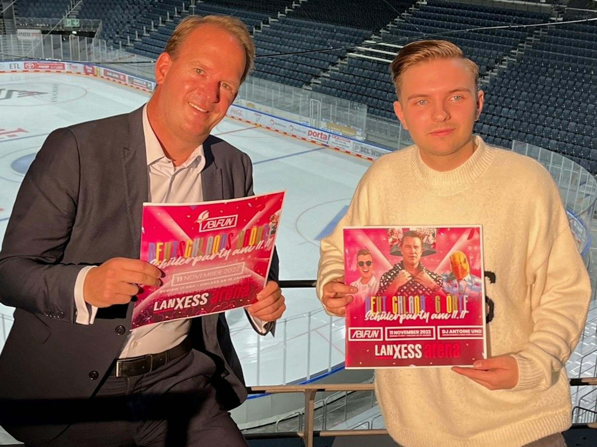 Stefan Löcher und Simo Schuller präsentieren die Pläne für die „Abifun“-Schülerparty.