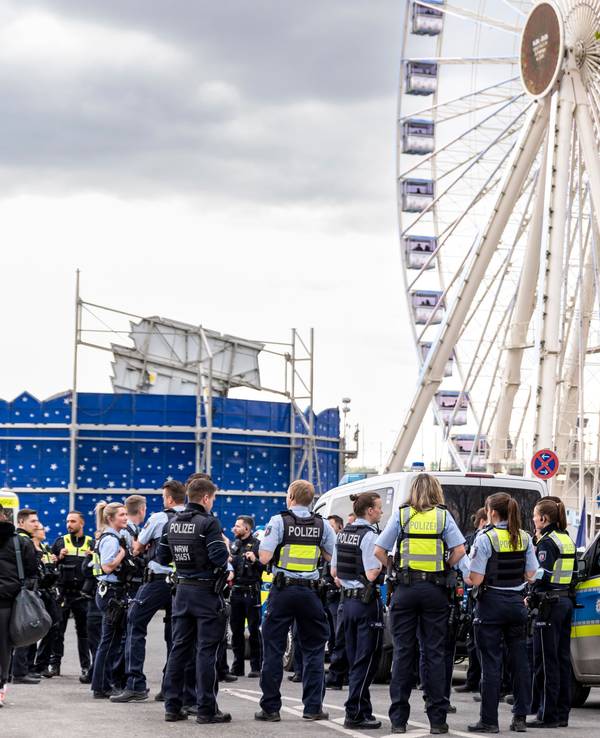 Die Deutzer Kirmes soll in diesem Jahr sicher werden. Unser Foto zeigt die Kölner Polizei bei einem Einsatz auf der Kirmes am 21. April 2022.