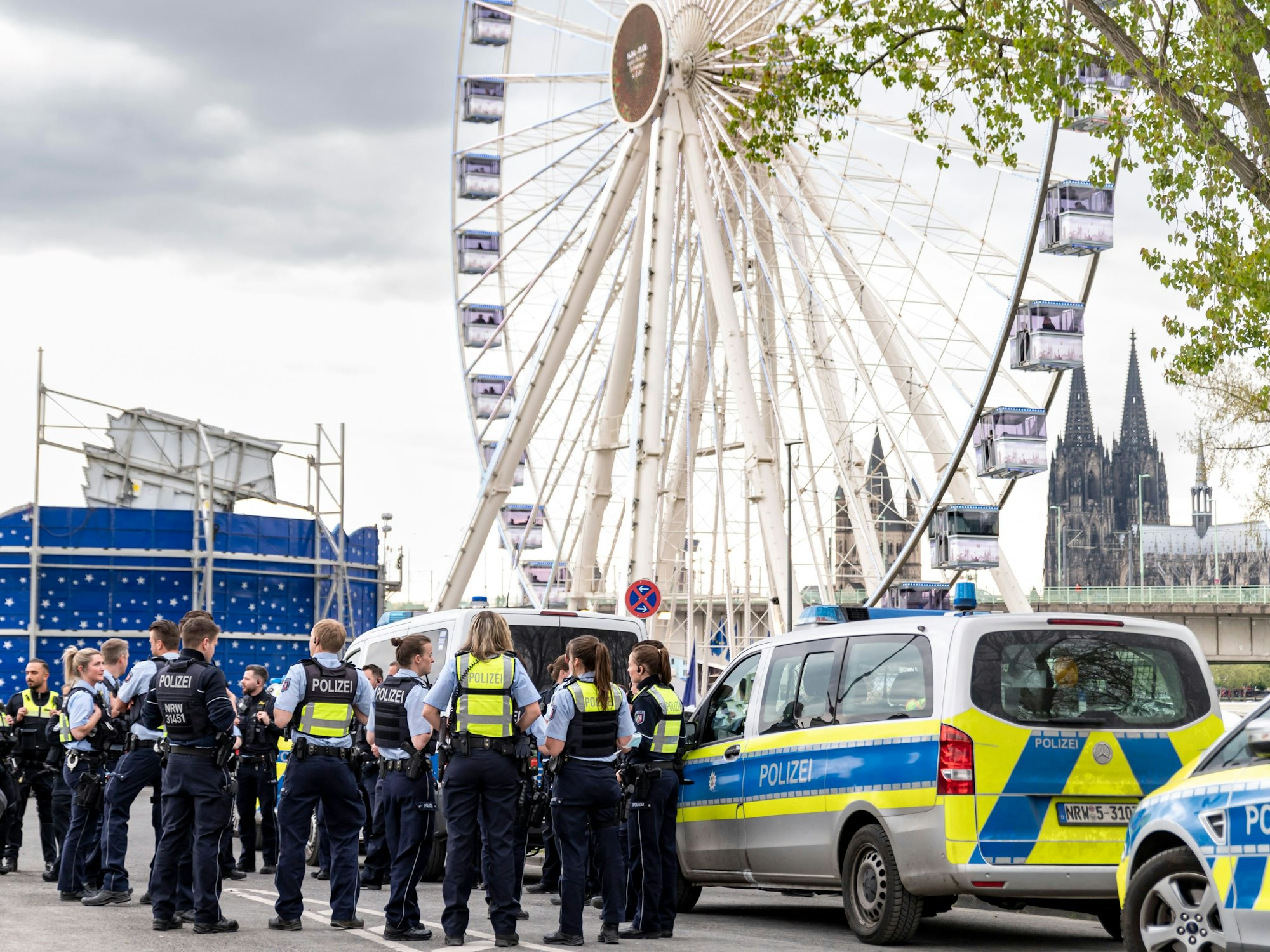 Die Deutzer Kirmes soll in diesem Jahr sicher werden. Unser Foto zeigt die Kölner Polizei bei einem Einsatz auf der Kirmes am 21. April 2022.