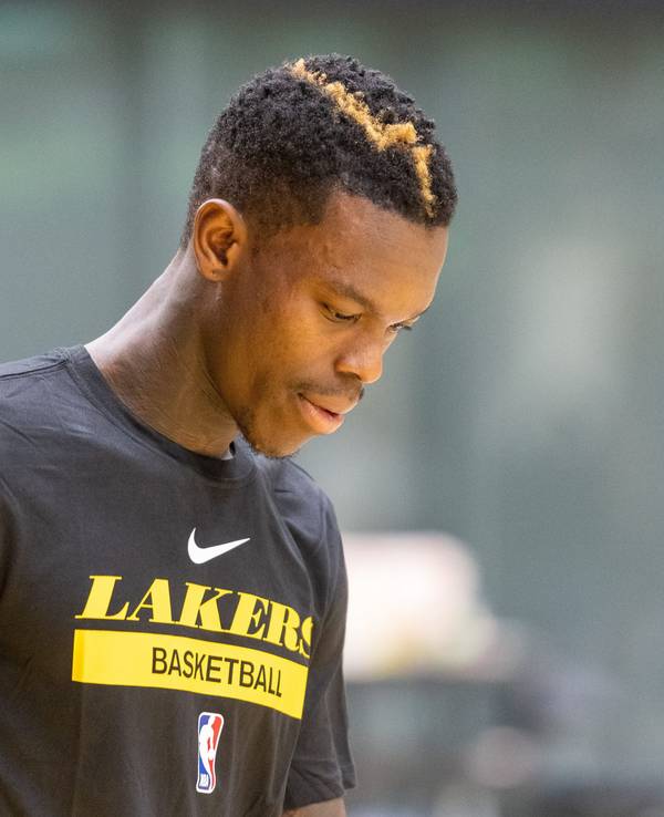 Dennis Schröder schaut nach unten.