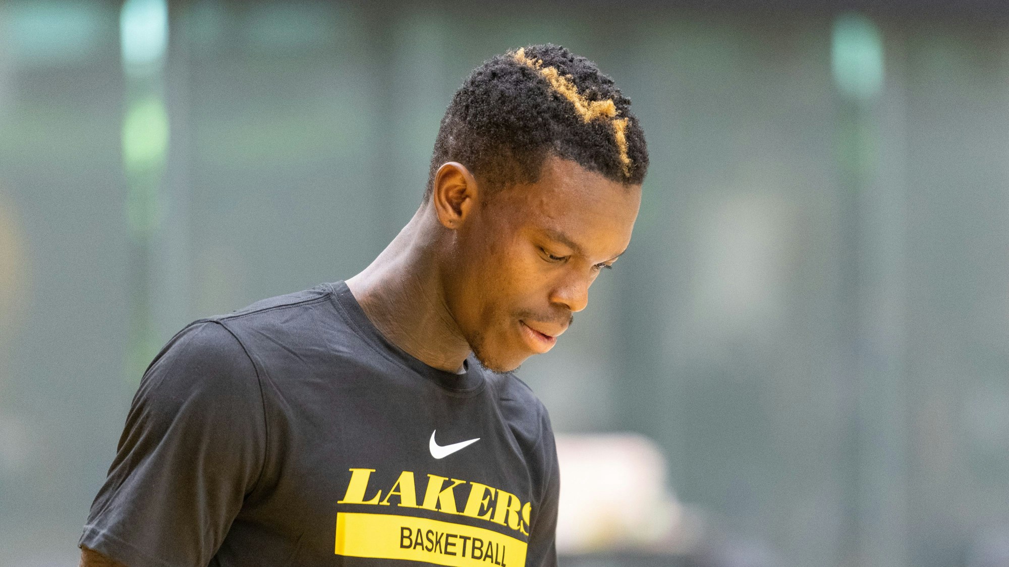 Dennis Schröder schaut nach unten.