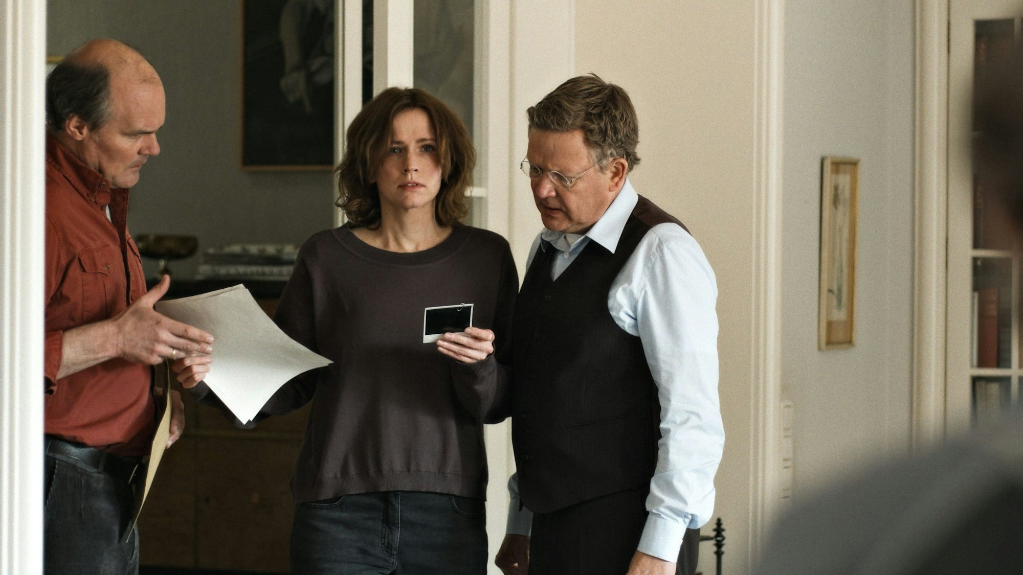 Yorck Dippe (v.l.n.r.) als Vera, Adina Vetter als Ann Kathrin Scheerer und Justus von Dohnányi als Johann Schwenn in einer Szene des Films «Wir sind dann wohl die Angehörigen».