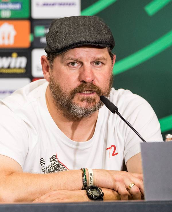 Steffen Baumgart spricht in ein Mikrofon.