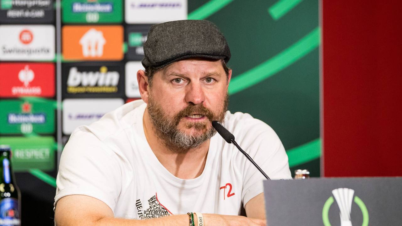 Steffen Baumgart spricht in ein Mikrofon.
