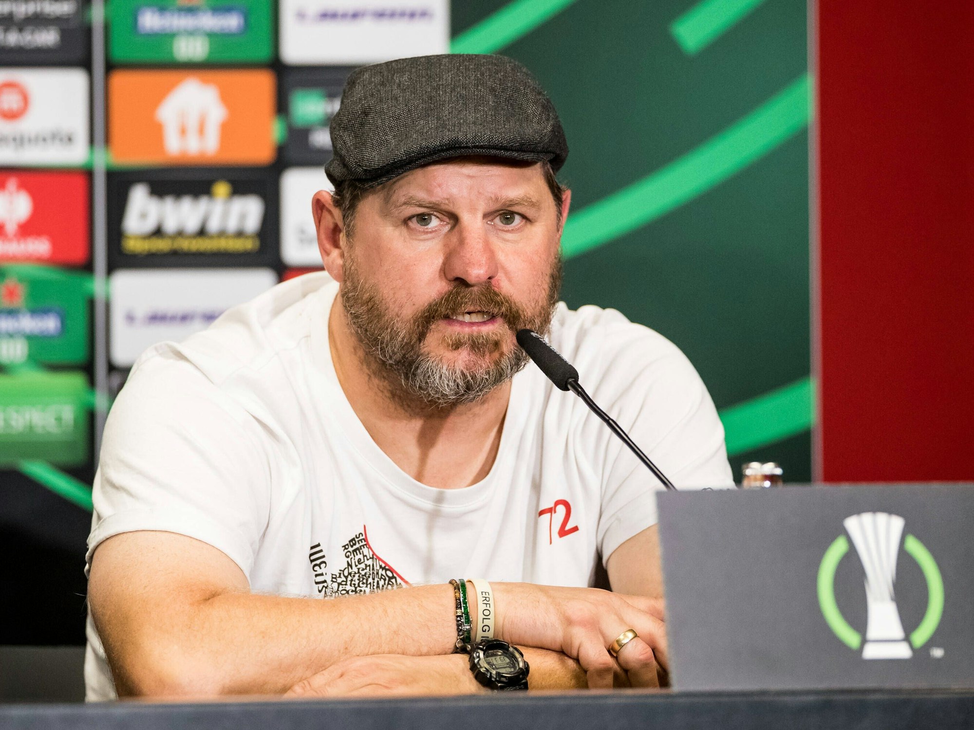 Steffen Baumgart spricht in ein Mikrofon.