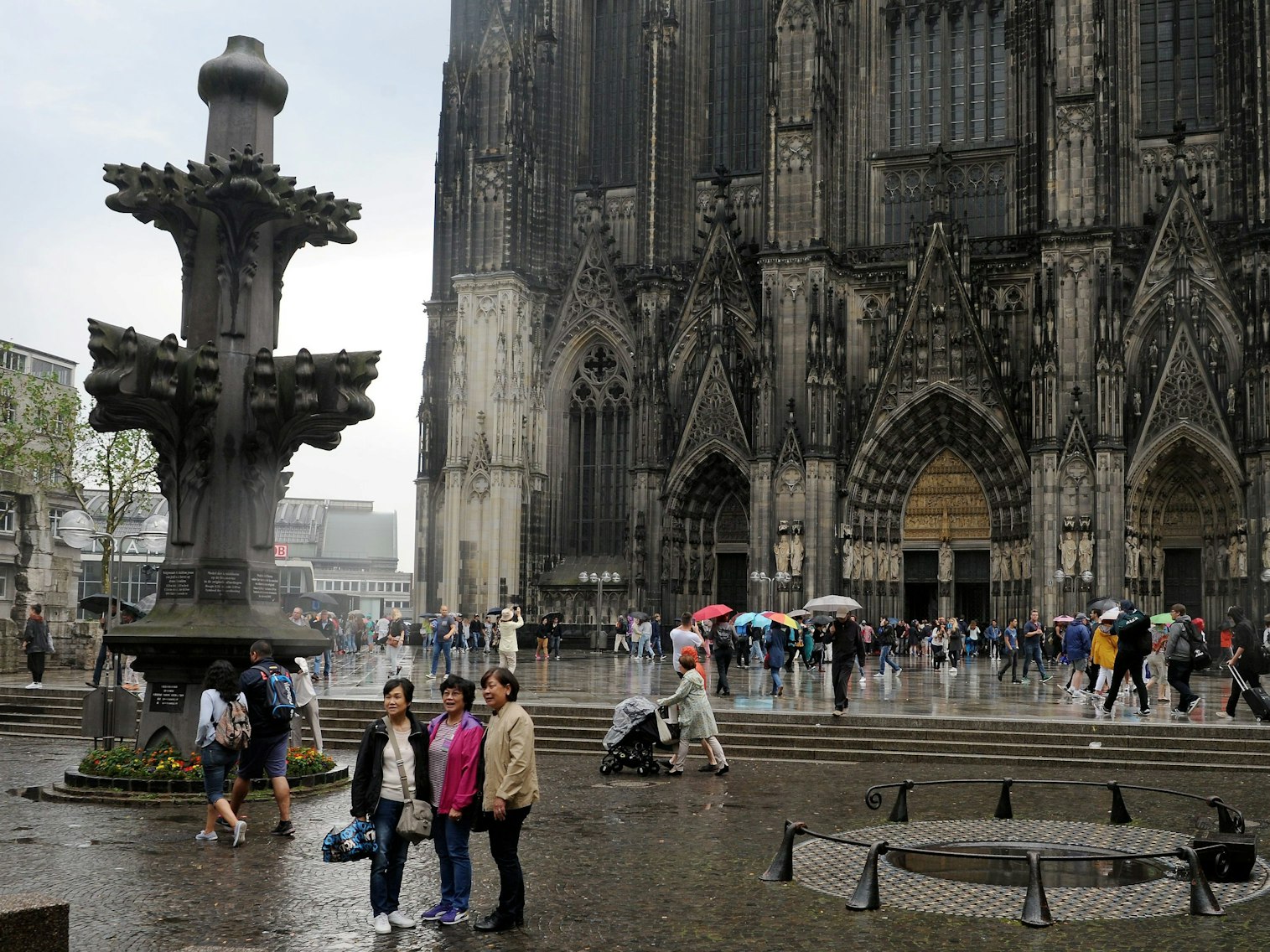 Überblick über den Kardinal-Höffner-Platz am Kölner Dom. Eine Partei fordert nun die Umbenennung des Platzes.