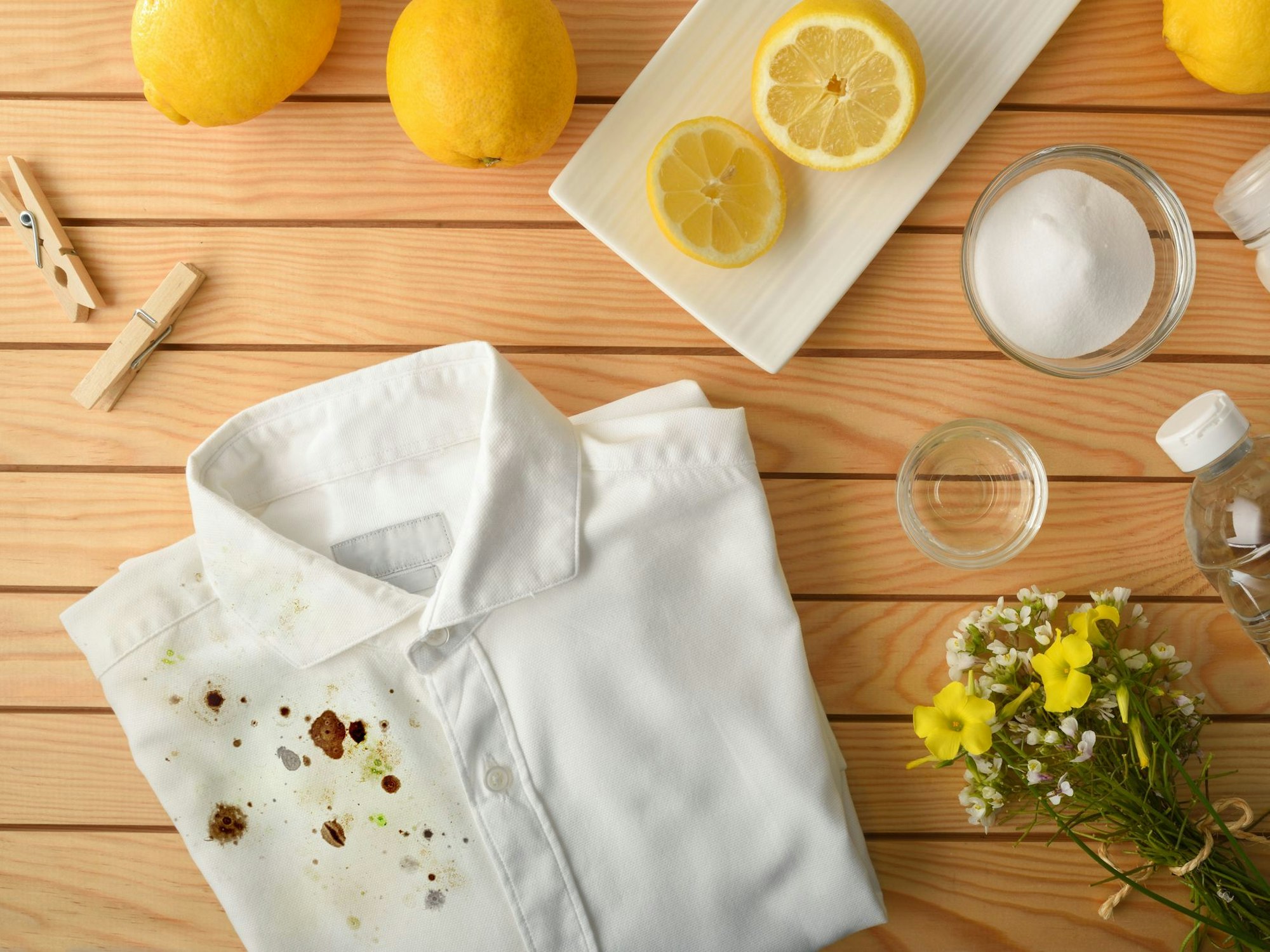Blutflecken entfernen mit natürlichen Hilfmitteln, wie Zitronen.