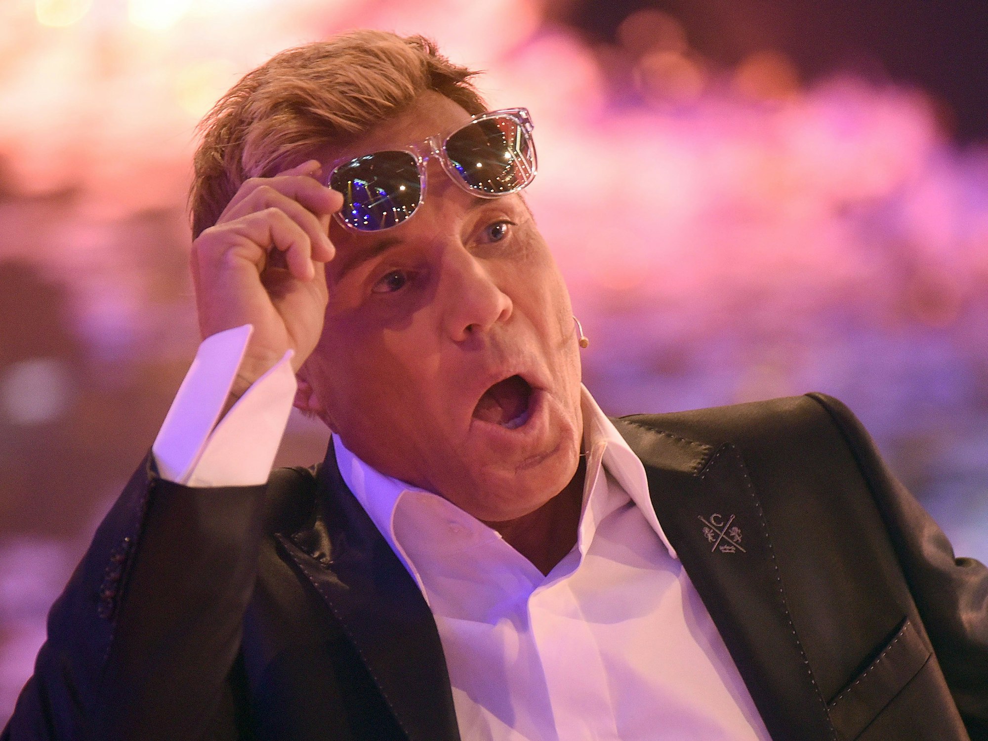 Dieter Bohlen schaut erstaunt. Er schiebt sich die Brille von den Augen.