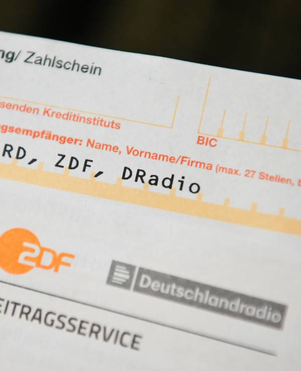 Ein Anschreiben und Überweisungsträger für die Rundfunkgebühren