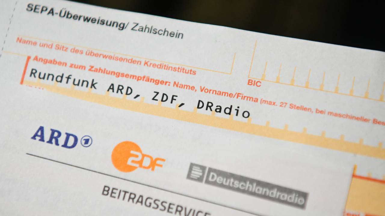 Ein Anschreiben und Überweisungsträger für die Rundfunkgebühren