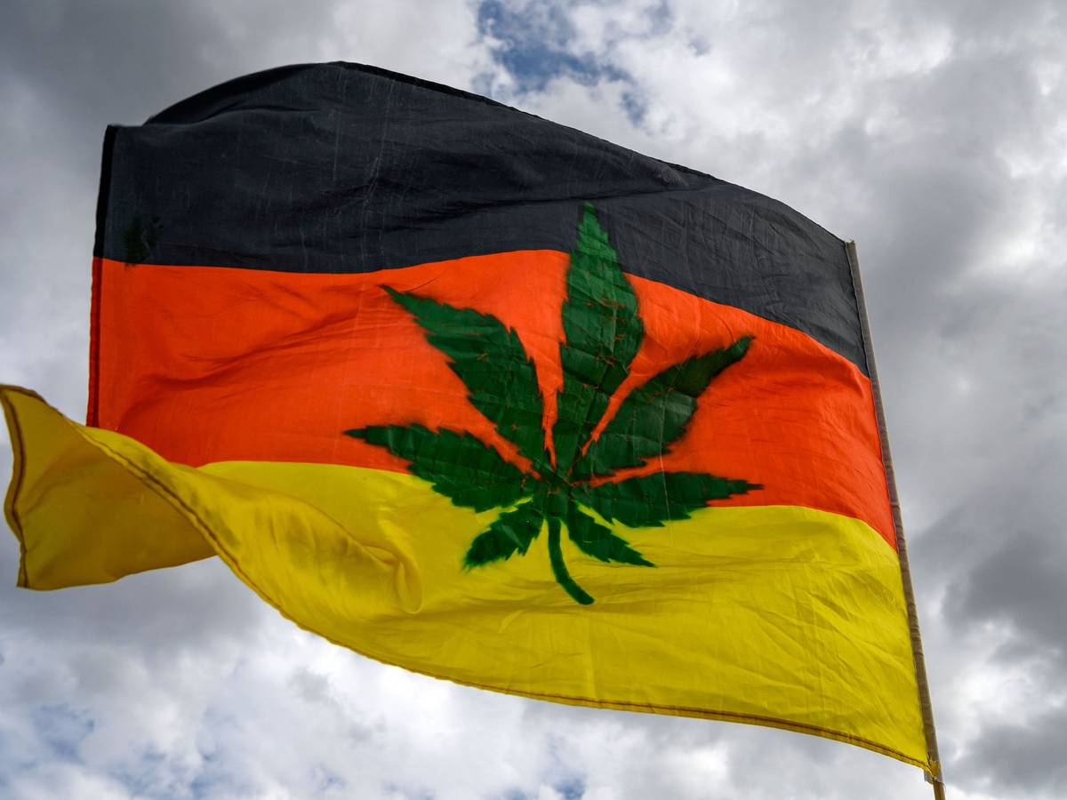 Eine mit einer Marihuana-Pflanze verzierte Deutschland-Flagge.
