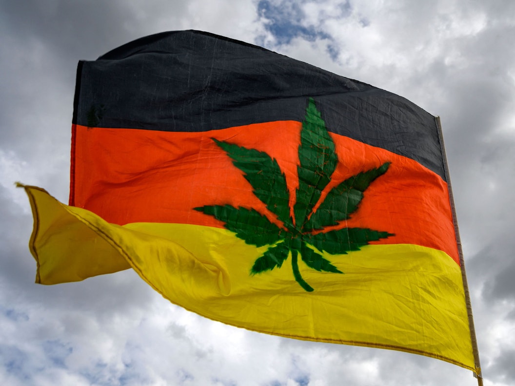 Eine mit einer Marihuana-Pflanze verzierte Deutschland-Flagge.