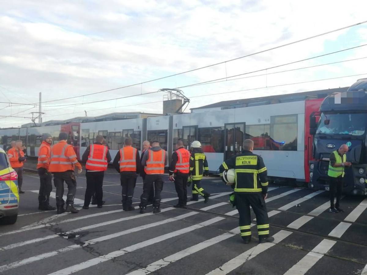 Unfall in Köln zwischen einer KVB-Bahn und einem Lkw.