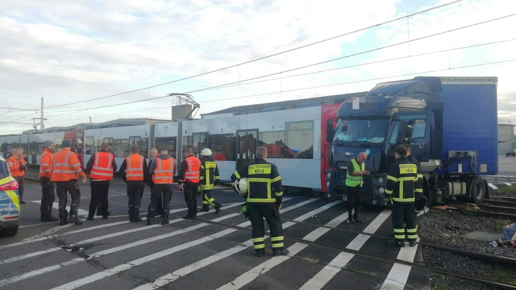 Unfall in Köln zwischen einer KVB-Bahn und einem Lkw.