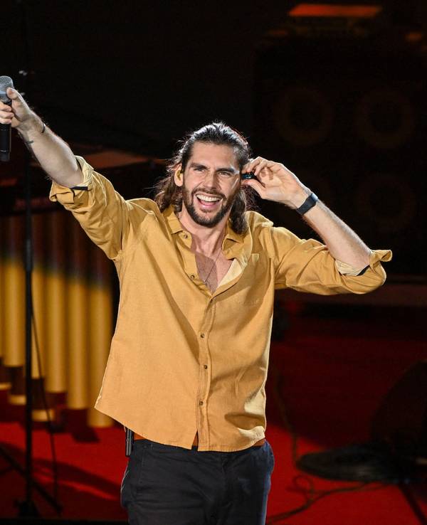 Der Sänger Alvaro Soler steht auf der Bühne.