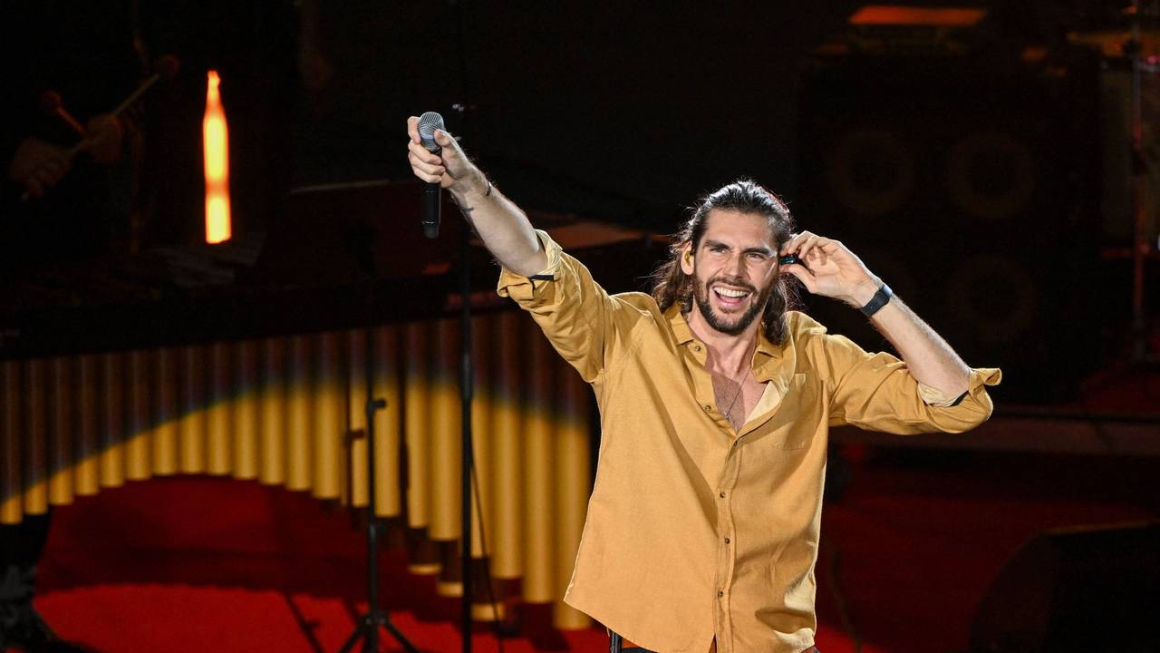 Der Sänger Alvaro Soler steht auf der Bühne.