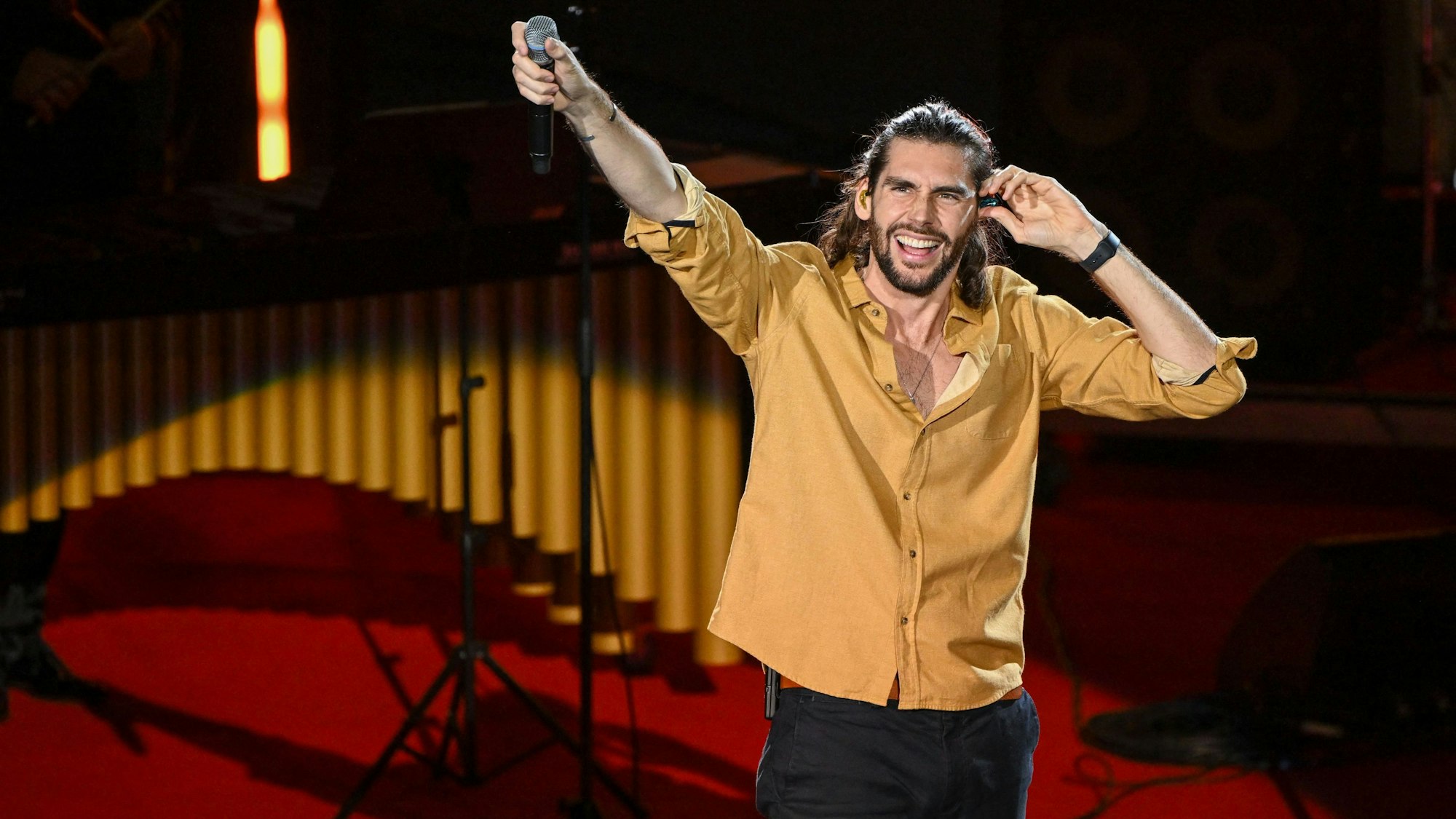 Der Sänger Alvaro Soler steht auf der Bühne.