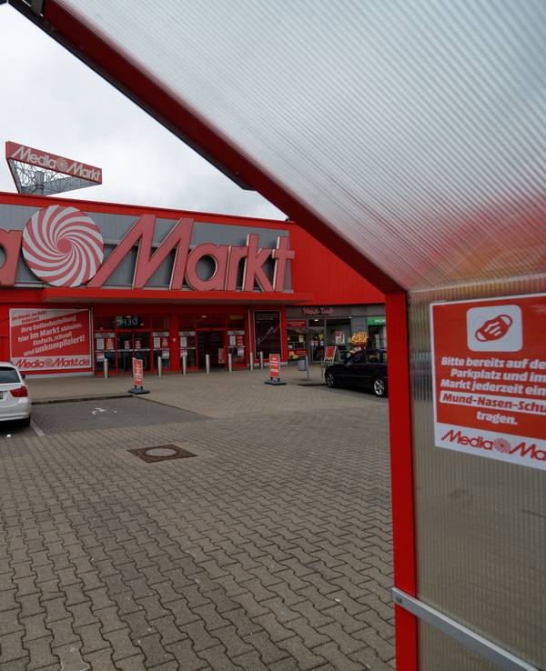 Ein großer Schriftzug weist auf den Eingang der Mediamarkt-Filiale in Eschweiler hin.