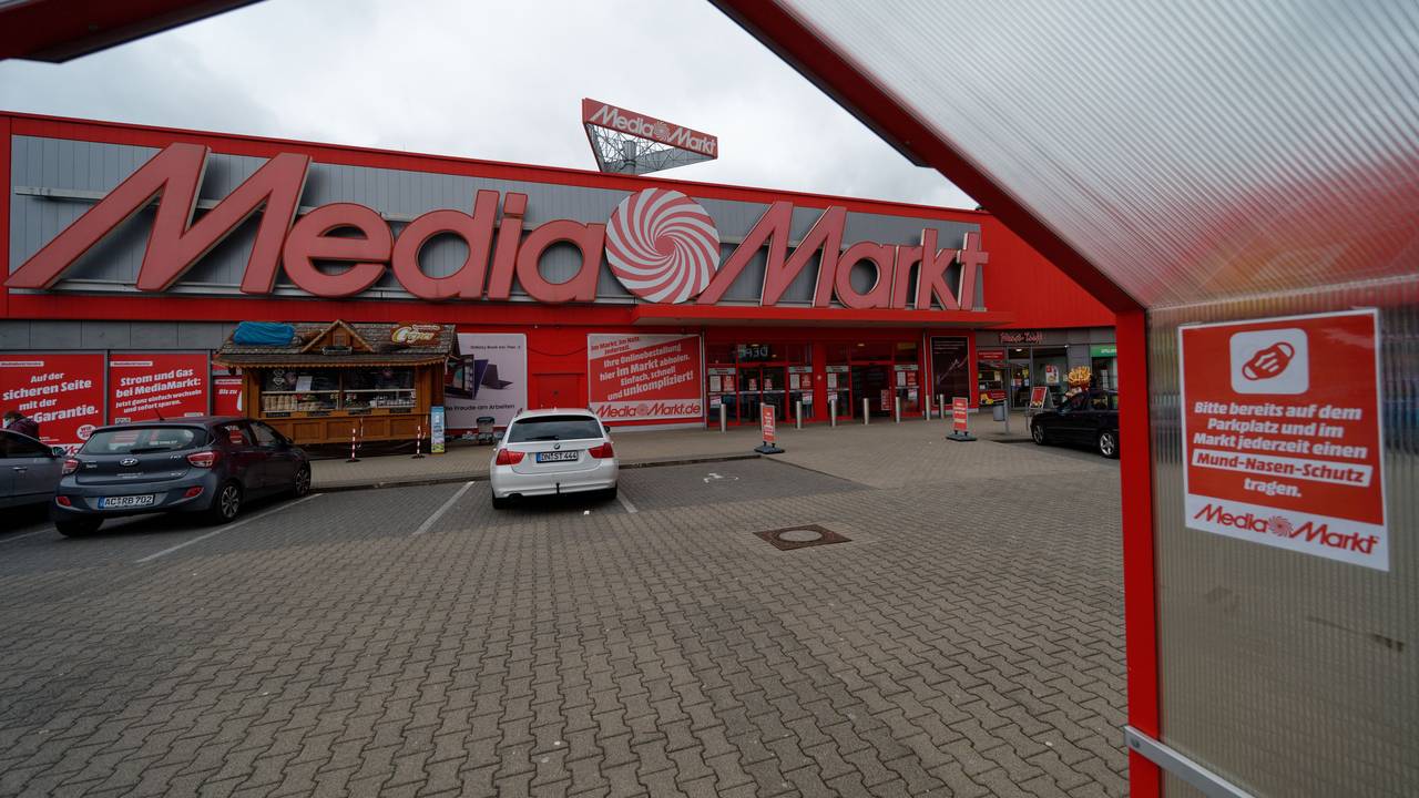 Ein großer Schriftzug weist auf den Eingang der Mediamarkt-Filiale in Eschweiler hin.