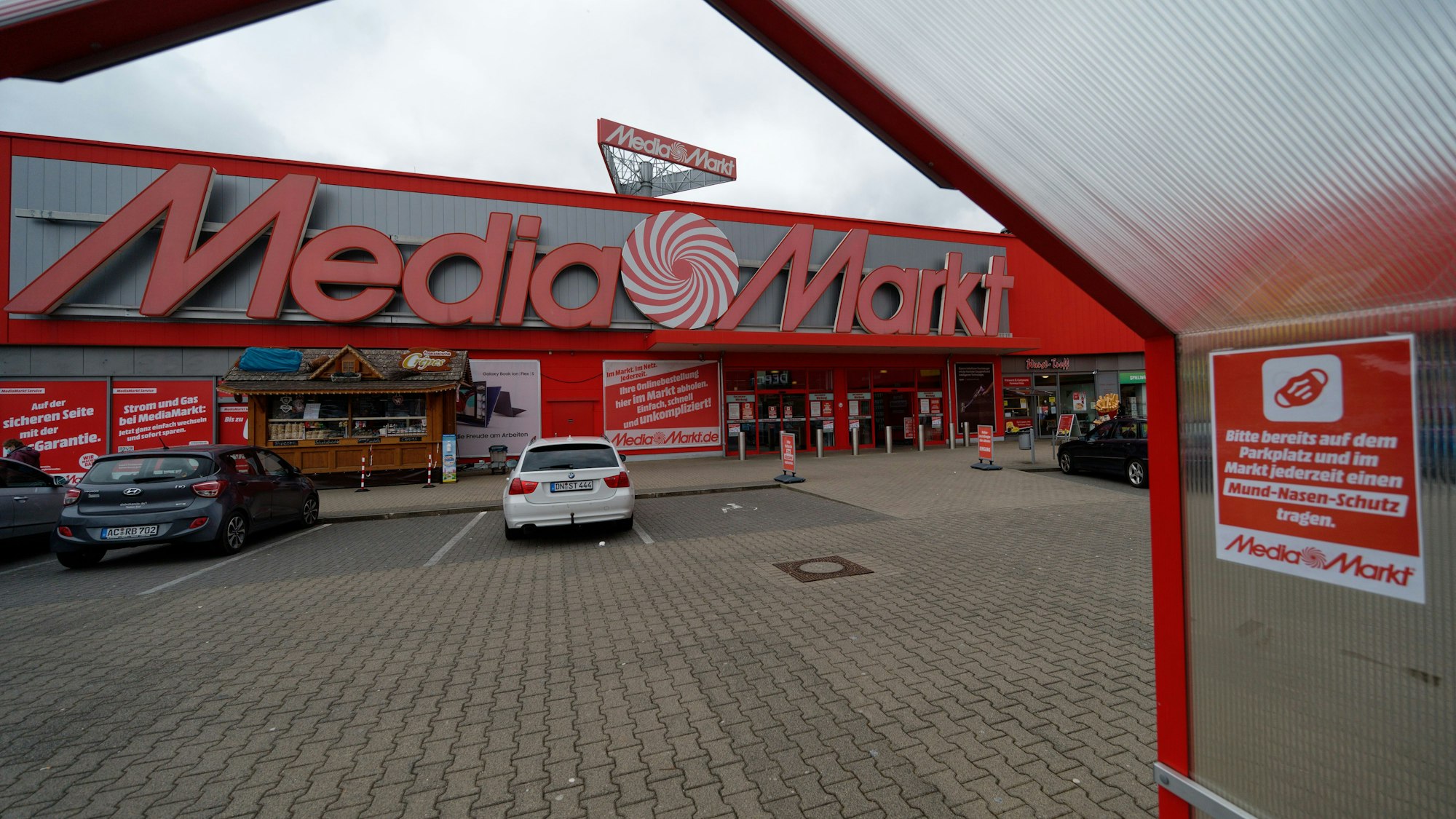 Ein großer Schriftzug weist auf den Eingang der Mediamarkt-Filiale in Eschweiler hin.