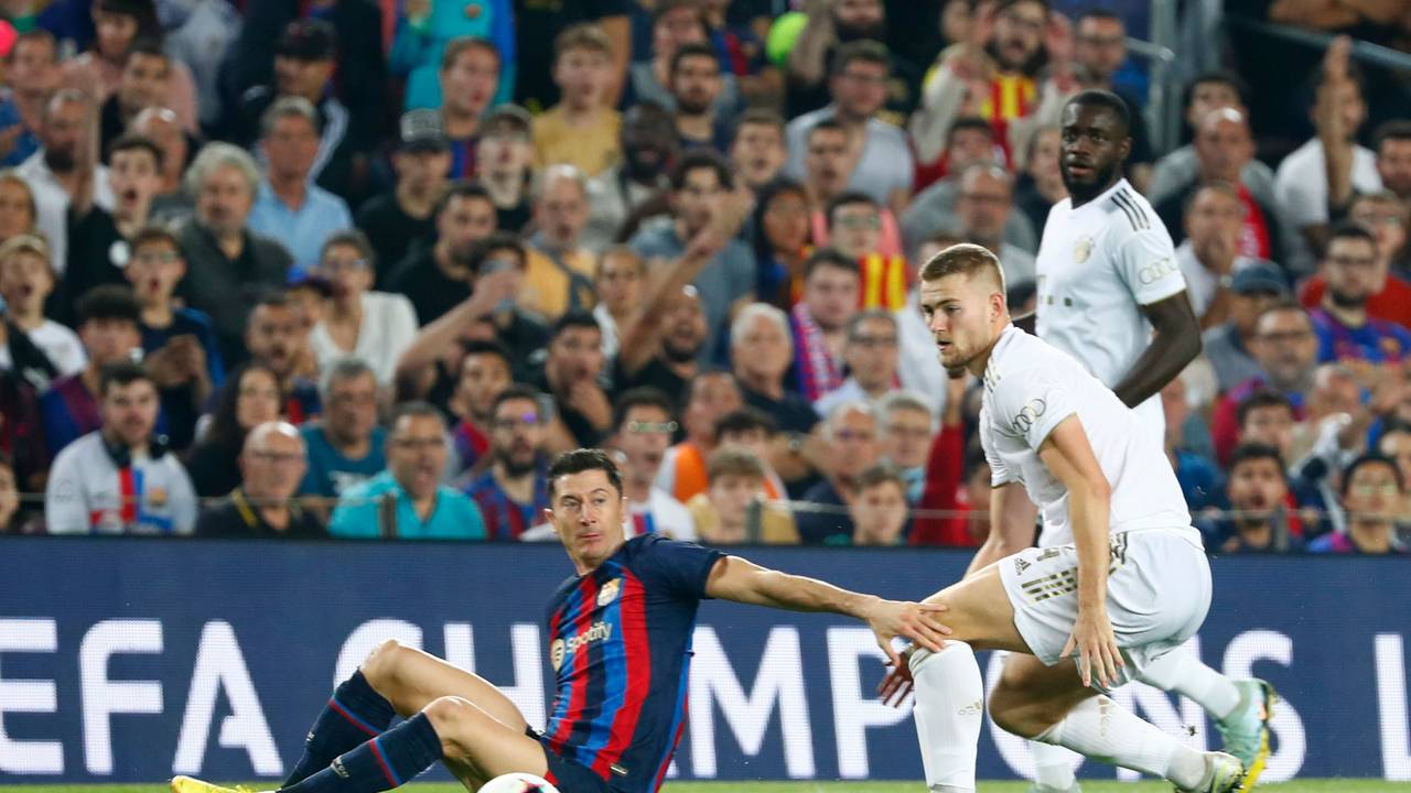 Robert Lewandowski im Zweikampf mit Matthijs de Ligt.