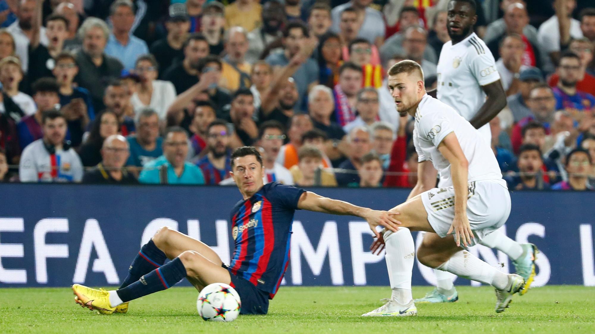 Robert Lewandowski im Zweikampf mit Matthijs de Ligt.