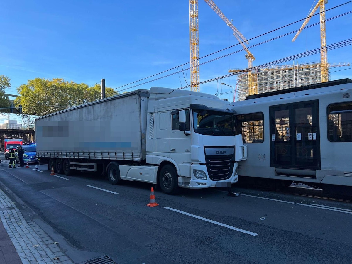 Unfall zwischen KVB-Bahn und Lkw in Köln-Deutz.
