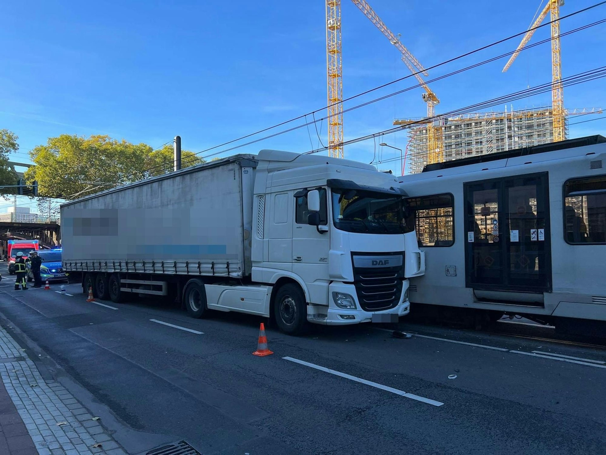 Unfall zwischen KVB-Bahn und Lkw in Köln-Deutz.