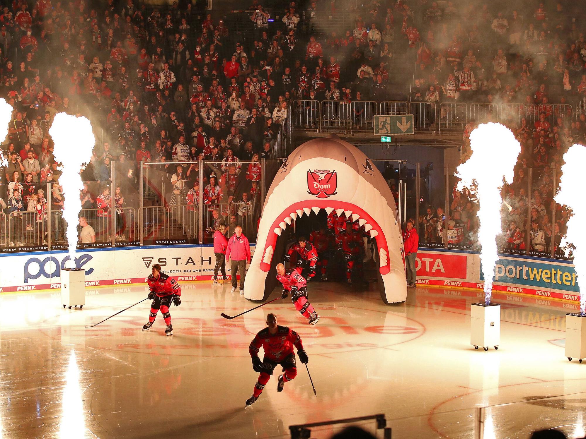 Die Spieler der Kölner Haie betreten das Eis durch eine Feuershow.