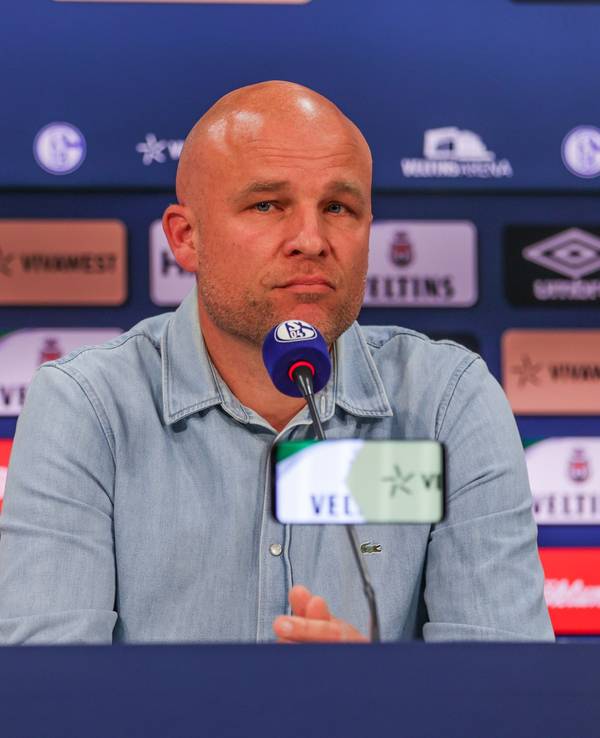Rouven Schröder bei einer Pressekonferenz