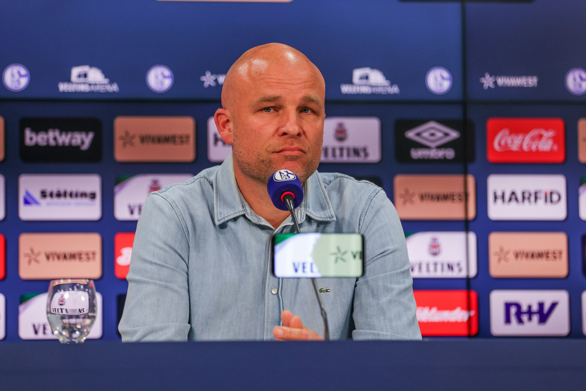 Rouven Schröder bei einer Pressekonferenz