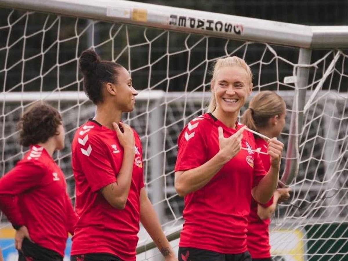 Genessee und Sarah Puntigam lachen im Trainig des 1. FC Köln sich an.