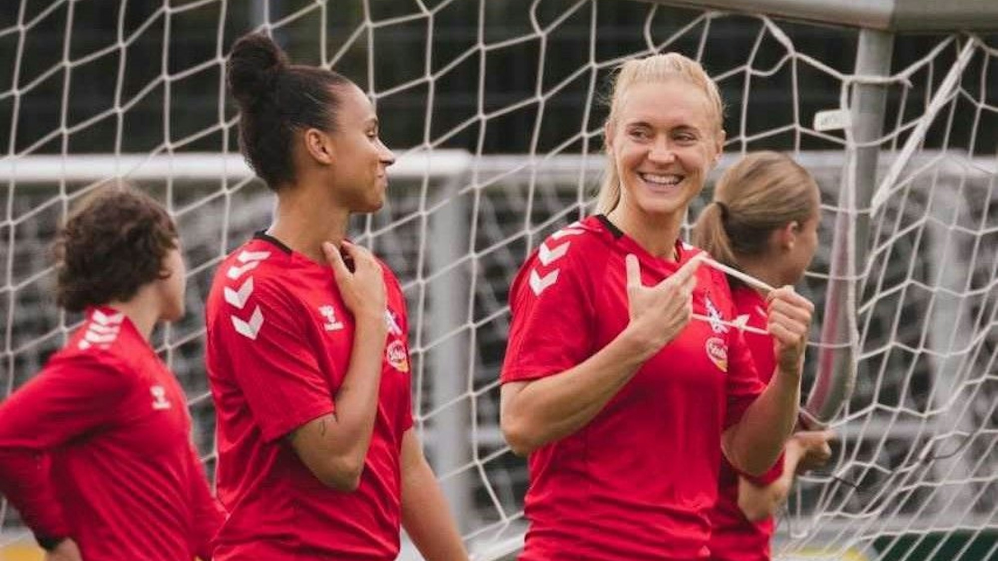 Genessee und Sarah Puntigam lachen im Trainig des 1. FC Köln sich an.