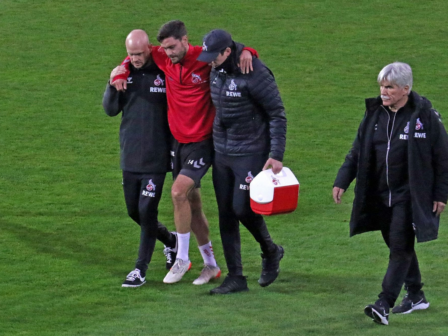 Jonas Hector verlässt den Platz.