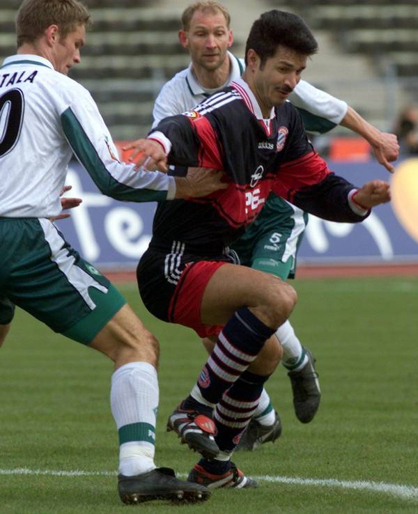 Pawel Wojtala (l) vom SV Werder Bremen versucht am Samstag (20.03.1999) den Münchner Spieler Ali Daei (r) vom Ball abzudrängen.